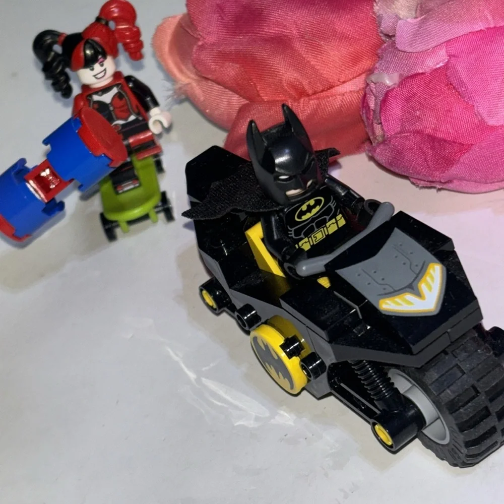 LEGO DC Batman Versus Harley Quinn 76220, Superhero Action Figure and Bike